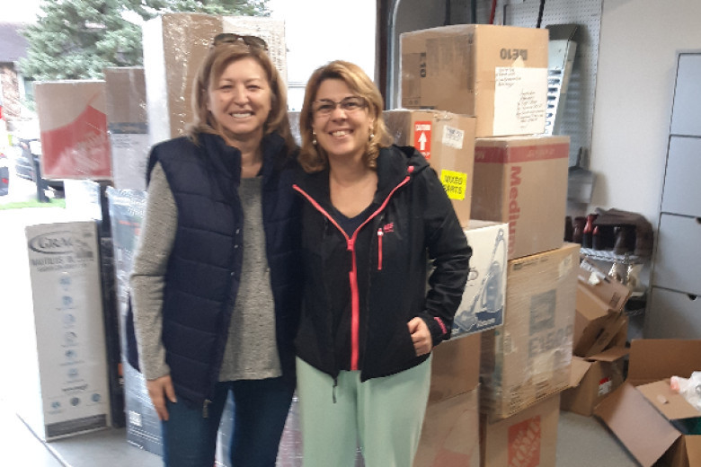 Ники и Емилия през 2019 година ,когато основават дружеството и подготвят първата пратка с дрехи за изпращане в България