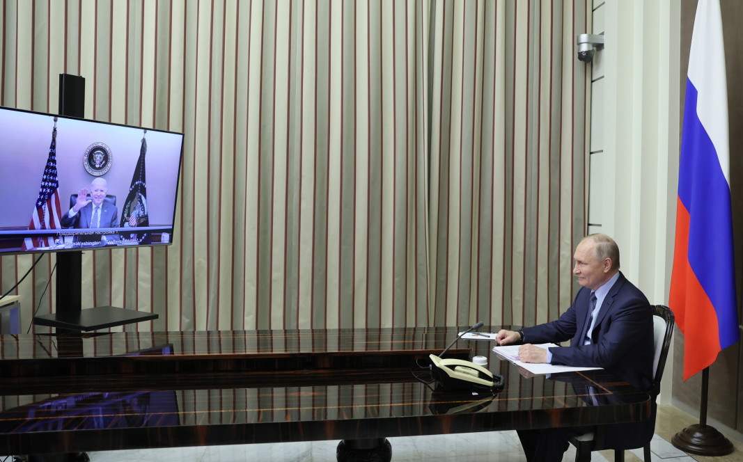 Руският президент Владимир Путин провежда разговора с президента на САЩ Джо Байдън чрез видеоконферентна връзка от резиденцията Бочаров Ручей в Сочи, 7 декември 2021 г./ЕПА/БГНЕС