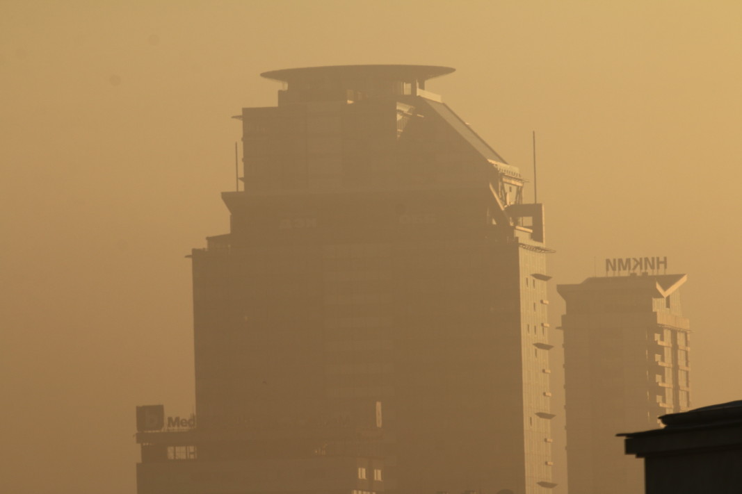 София цял ден е в червения сектор по замърсяване на въздуха. Индексът за качеството на въздуха показва фини прахови частици 57.7 µg/m³. От общината информират, че продължават и проверките на Столичен инспекторат на строителните обекти.