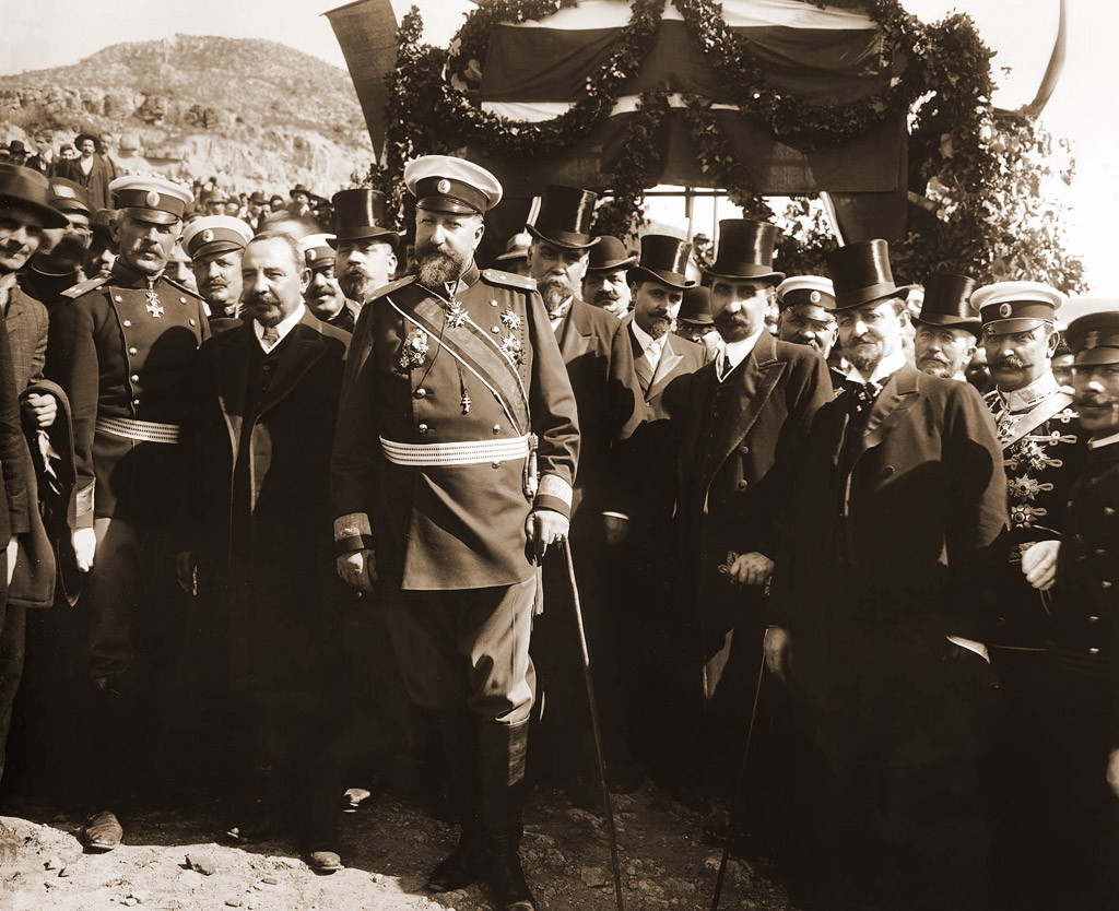 Цар Фердинанд I, премиерът Александър Малинов и други официални лица при обявяването на независимостта на България