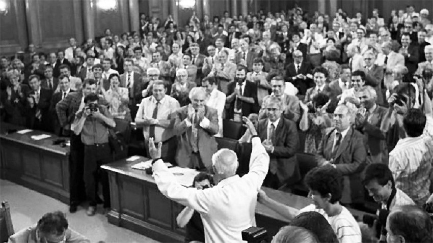 La séptima Magna Asamblea Nacional apruebla la nueva Constitución el 12 de julio de 1991