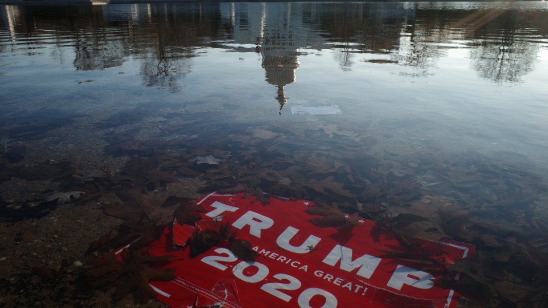 Предизборен плакат от кампанията на Доналд Тръмп във водно пространство недалеч от Капитолия    Снимка: ЕПА/БГНЕС