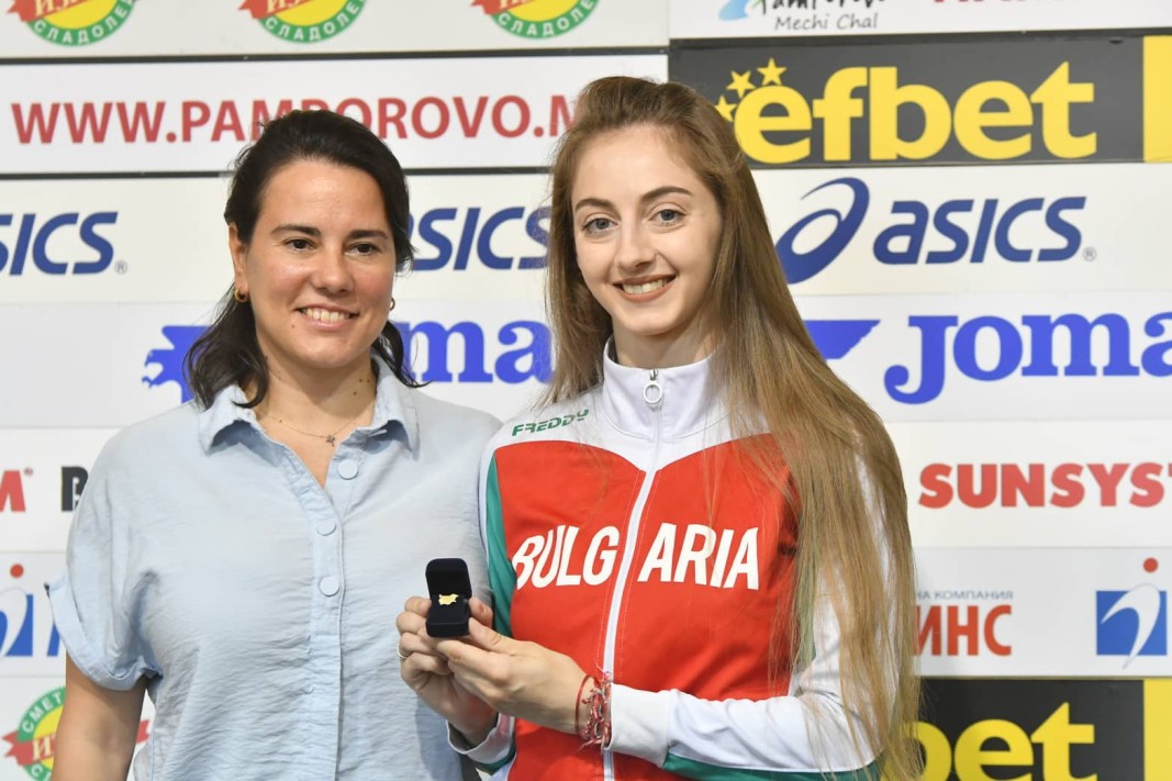Калейн с наградата и своята треньорка Марияна Памукова.