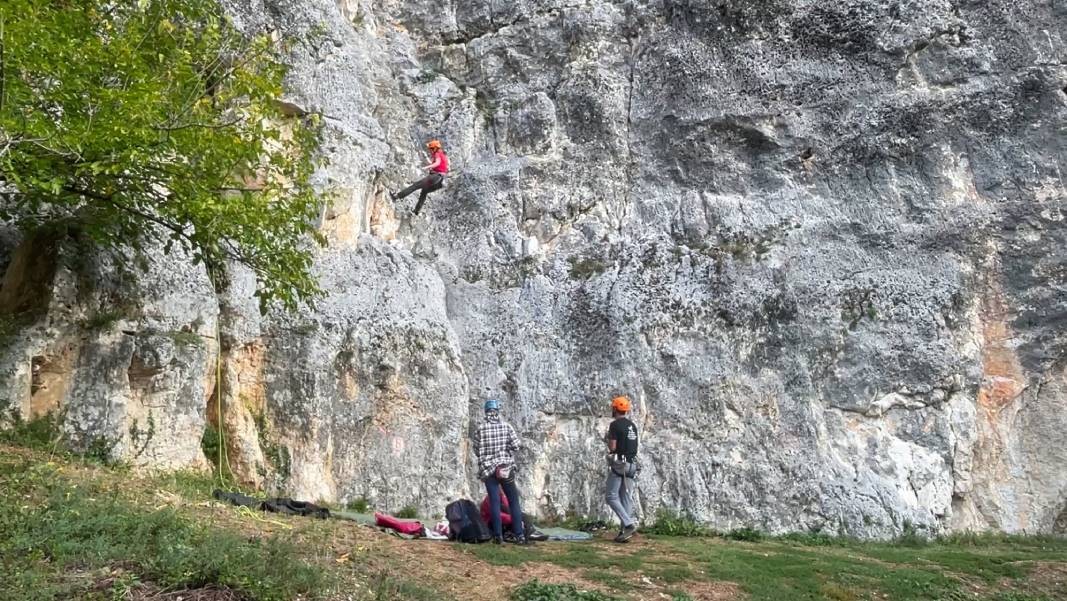 The rocks near the hut offer routes with different climbing difficulty