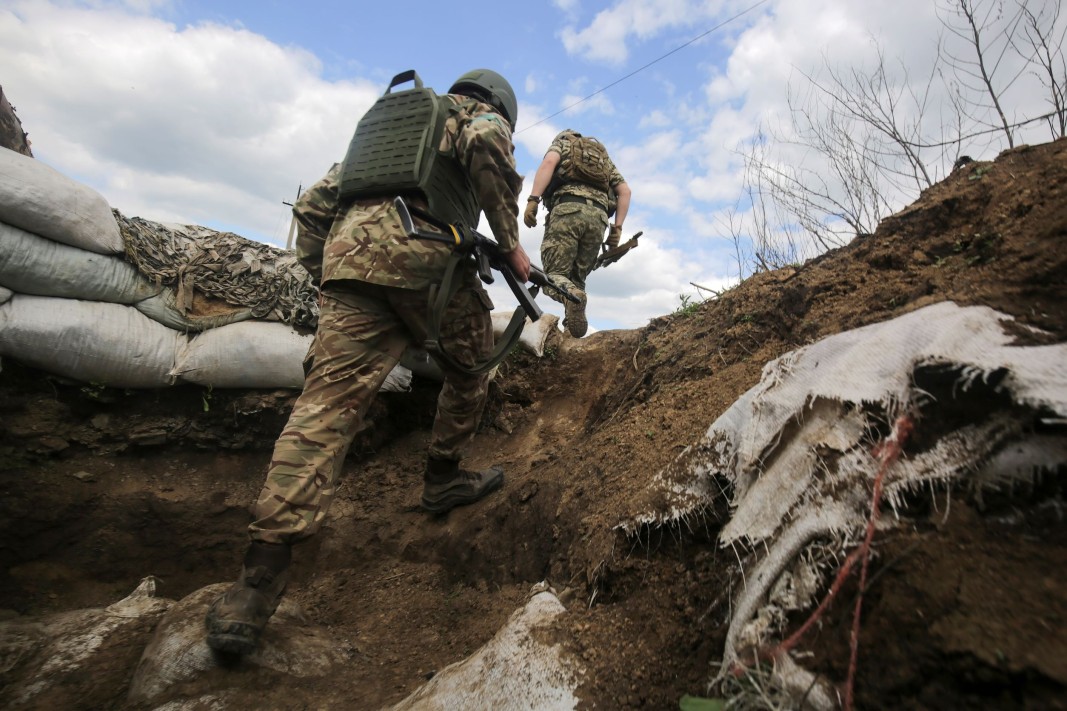 Украински бойци на позиция в района на Донецк  Снимка: ЕПА/БГНЕС