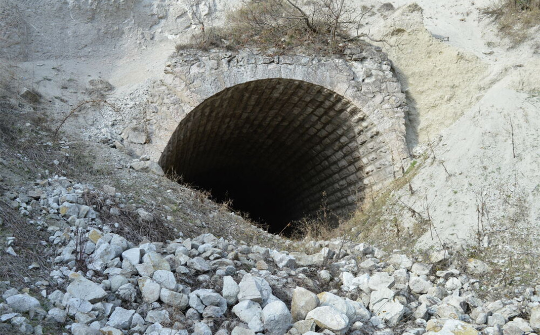 El túnel en Deve Baír, del período 1941-1944. Fotografía del docente Dzhonev