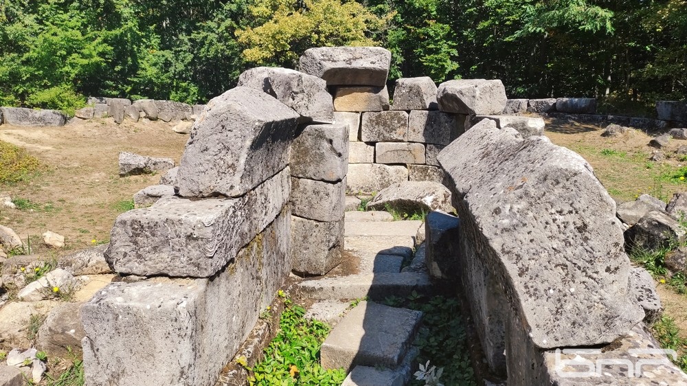  Дромос (коридор) и централната камера на долмена (гробницата) 