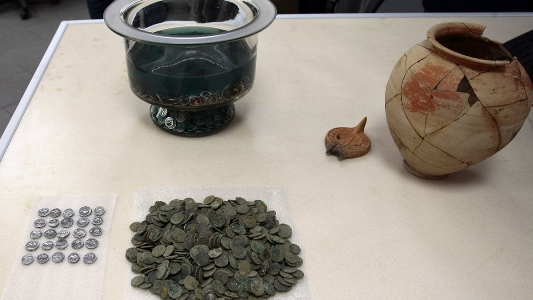 Сред находките на археолозите в района на площад „Св. Неделя“ е съкровище от 2976 сребърни денари, укрито в керамичен съд