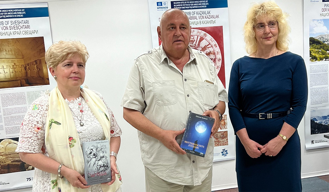 Анжела Димчева, проф. Златимир Коларов и Маргарита Щайн (от ляво на дясно) по време на литературното турне.