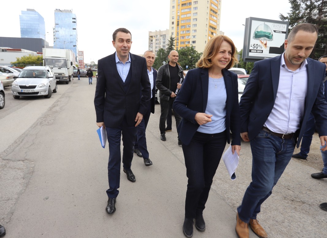 Столичният кмет Йорданка Фандъкова, главният архитект на СО арх. Здравко Здравков и кметът на район “Триадица” Димитър Божилов показаха проекта за разширението на бул.
