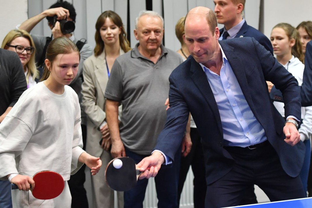 Принц Уилям играе тенис на маса при визитата си в център за бежанци от Украйна във Варшава, 22 март 2023 г. Снимка: ЕПА/БГНЕС