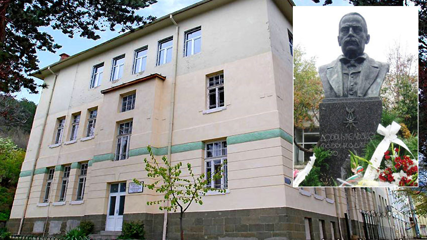 El edificio del museo y el monumento a Dobri Zheliazkov