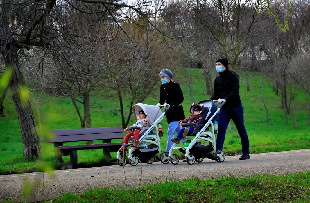 Родители на разходка с децата си в Букурещ, 14 март 2020 г.
