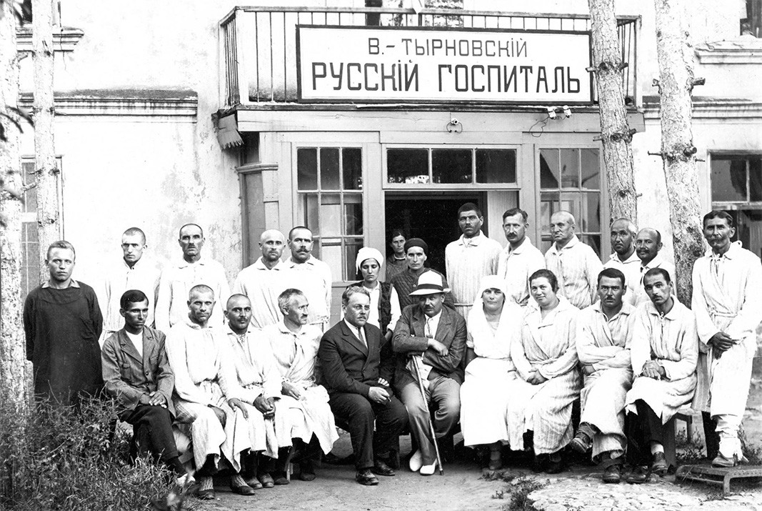 Das Personal und die Patienten des russischen Krankenhauses in Weliko Tarnowo.