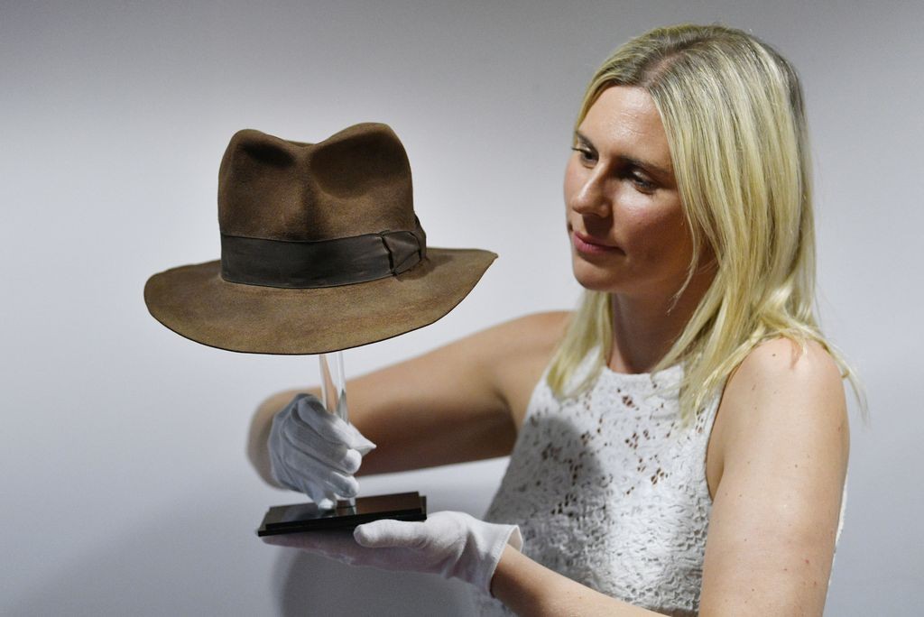 Иконичната шапката на Индиана Джоунс бе продадена за над 500