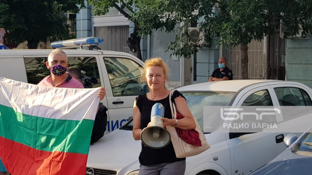 Общинският съветник Стела николова пред сградата на ОД на МВР