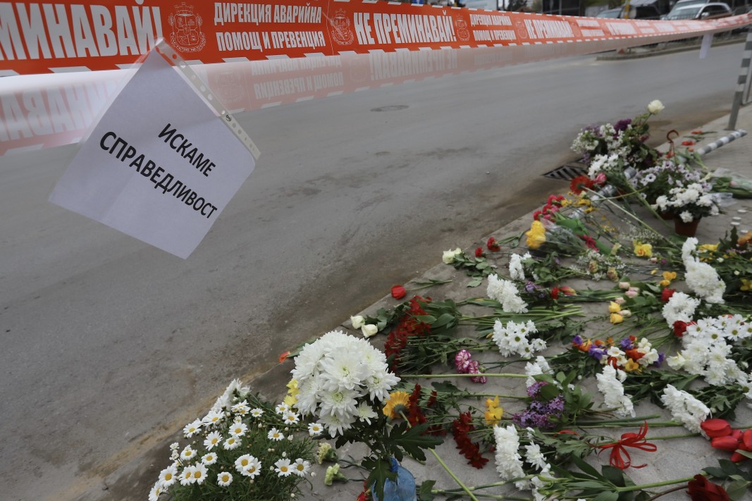 Приятели, колеги, минувачи оставиха цветя и свещи на мястото, където вчера загина при тежка катастрофа известният журналист Милен Цветков.          Снимка: БГНЕС