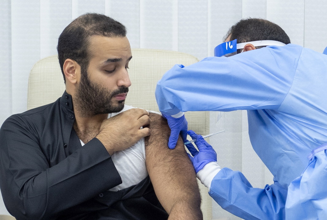 Престолонаследникът принц Мохамед бин Салман получава ваксина срещу коронавируса - Риад, Саудитска Арабия, 25 декември 2020