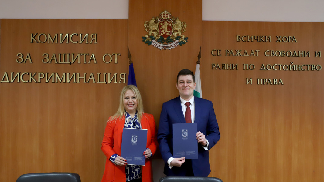 Председателят на КЗД доц. д-р Ана Джумалиева и генералният директор на БНР Милен Митев.