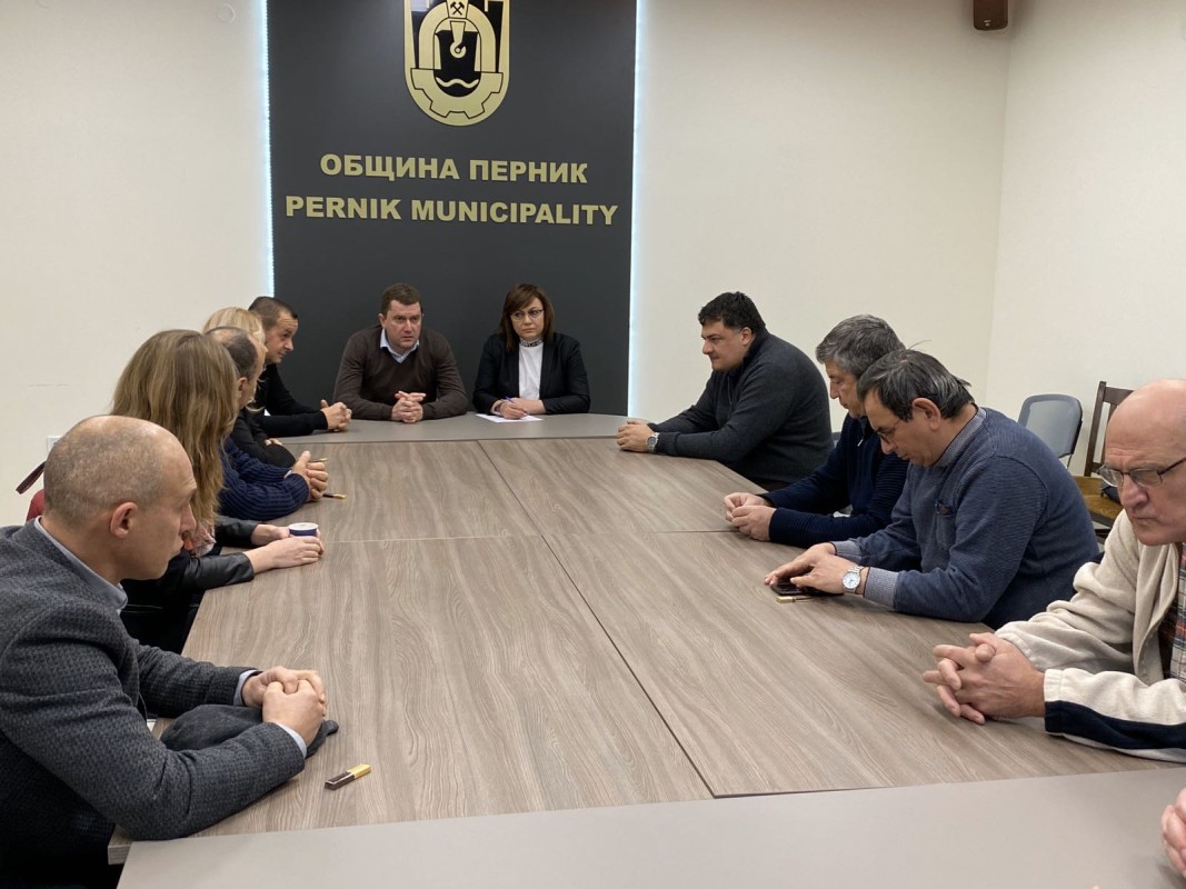 Председателят на БСП Корнелия Нинова се срещна с кмета на Перник Станислав Владимиров, кметове на населени места, общински съветници и граждани във връзка с кризата с водата (БГНЕС).