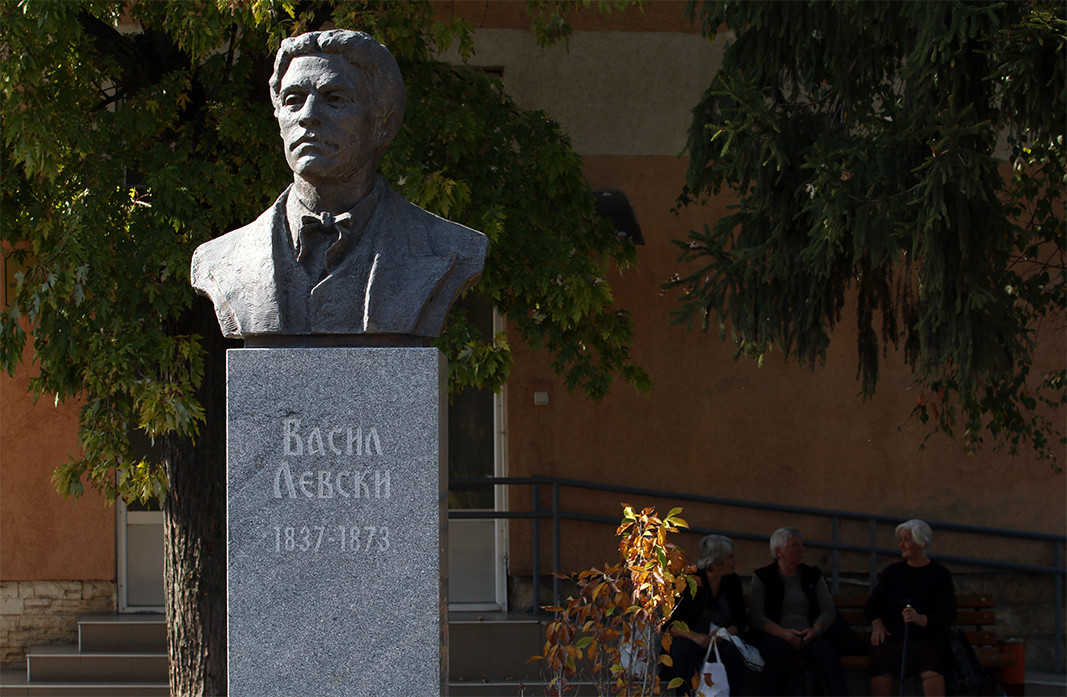 Бюст-паметникът на Васил Левски в Цариброд