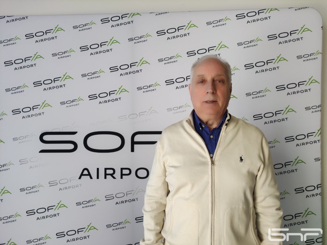 Ростислав Бъчваров, който е с близо 50-годишен стаж на летището разказа на учениците как работи Оперативният център на летище София