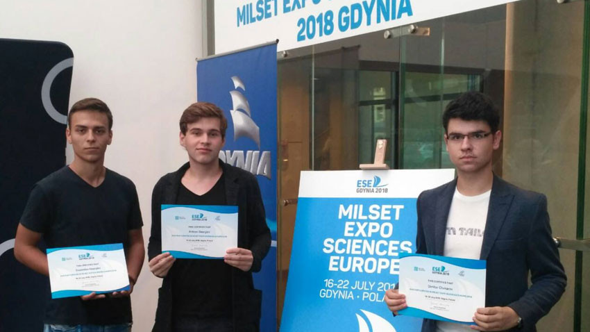 Antoan(ortada)Gdynia’daki Avrupa Gençlik Bilim Fuarı’nda.
