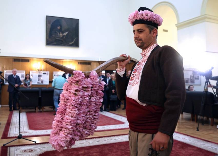 Inauguration de l’exposition „Les commerçants de roses bulgares“ à l’Assemblée nationale