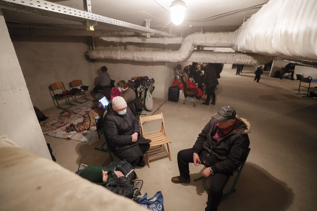 Жители на Киев се крият в мазето на училище, снимка: ЕПА/БГНЕС