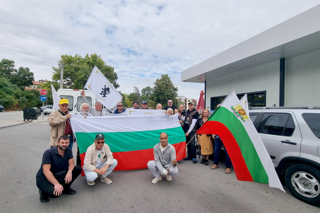 Сборният пункт бе на бензиностанция на изхода на Плевен, където протестиращите обявиха своите искания за оставка на правителството и организиране на нови избори;  БТА