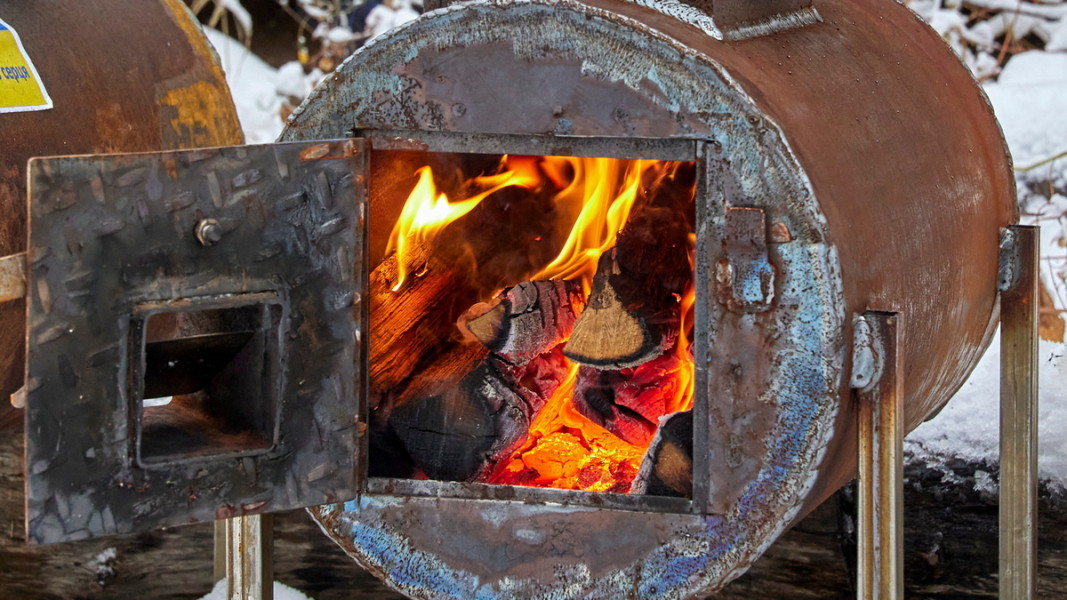 Мобилно отопление на дърва за украинската армия   Снимка: ЕПА/БГНЕС