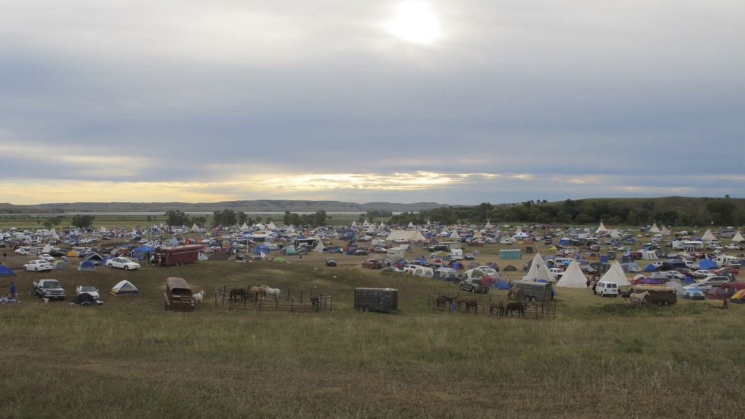 Над хиляди души в протестен лагер близо до резервата на племето Standing Rock. 09.09.2026 г.