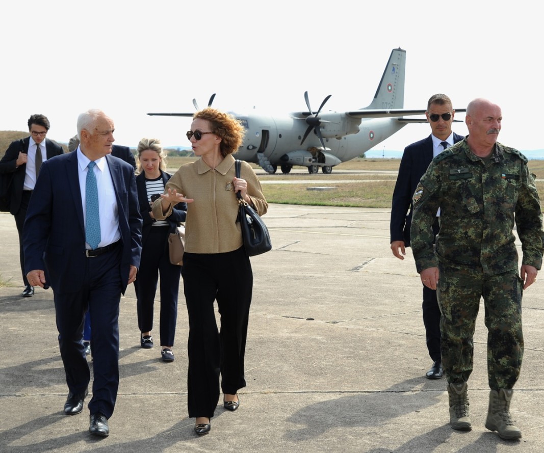 La secretaria general adjunta de la OTAN, Radmila Shekerinska (derecha), y el ministro de Defensa, Atanas Zapryanov.