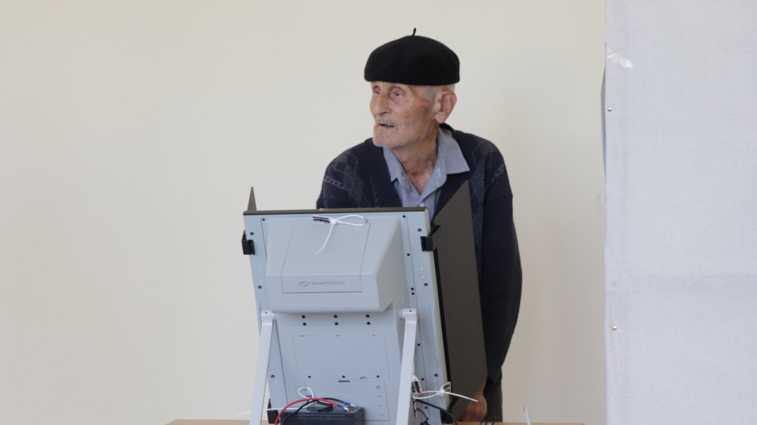 Възрастен мъж гласува в село Равен   Снимка: Мехмед Реджеб