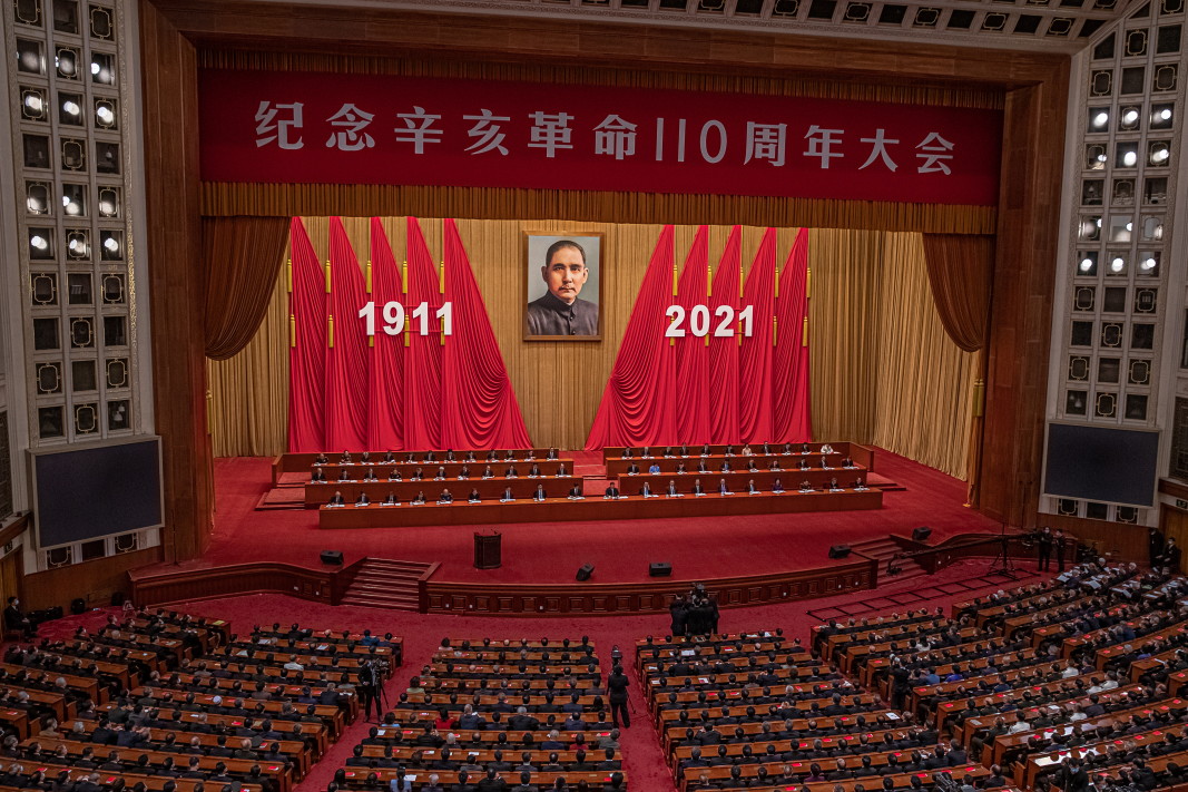 На честването на 110-ата годишнина от Синхайската революцията в Голямата зала на народа в Пекин, 9 октомври 2021 г. През 1911 г. последната императорска династия Цин е свалена и Китай се превърна в република, която сложи край на две хиляди години имперско управление. Революцията е наречена Синхайска, тъй като е през 1911 г. – годината на Синхай (металната свиня/глиган) в китайския календар./Снимка: ЕРА/БГНЕС