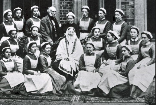 Флорънс Найтингейл през 1886 г. със завършващ клас медицински сестри