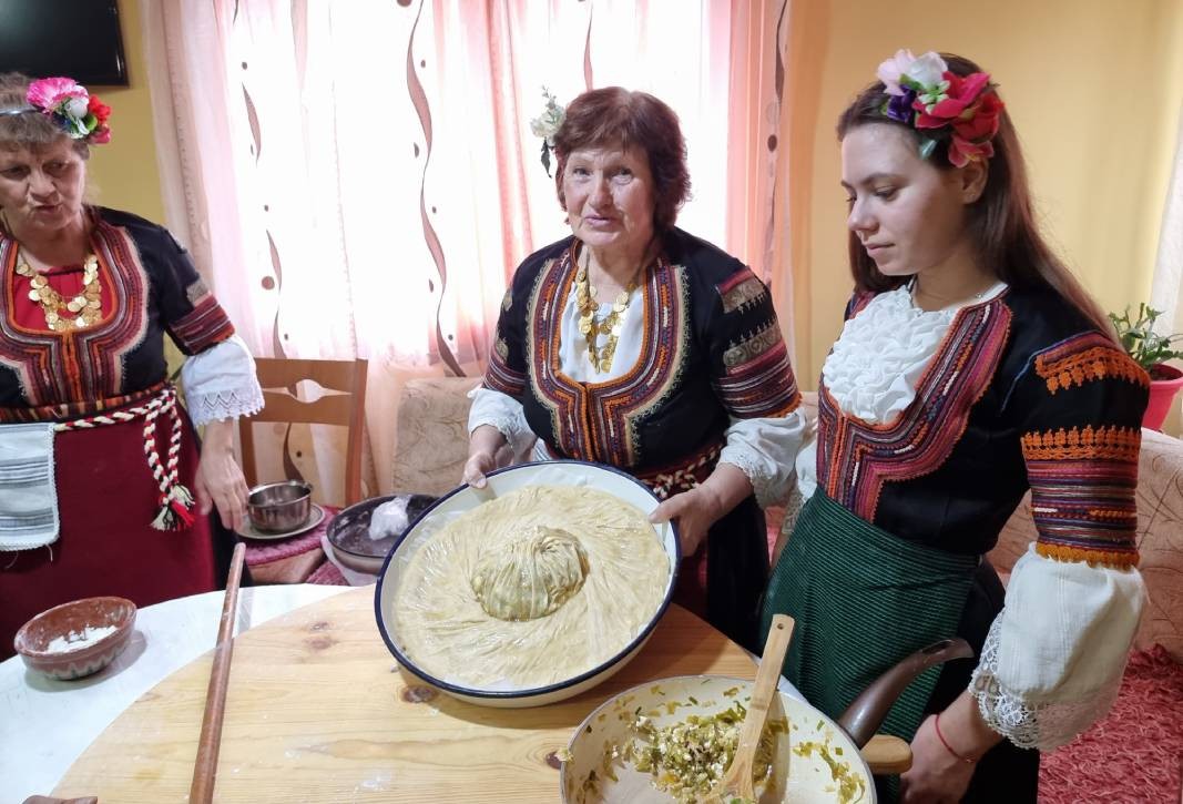 The Kyustendil zelnik is made with two kinds of filling, made out of all kinds of greens (zelnik is derived from zelen – green).  podnitsa casserole (a shallow clay pan