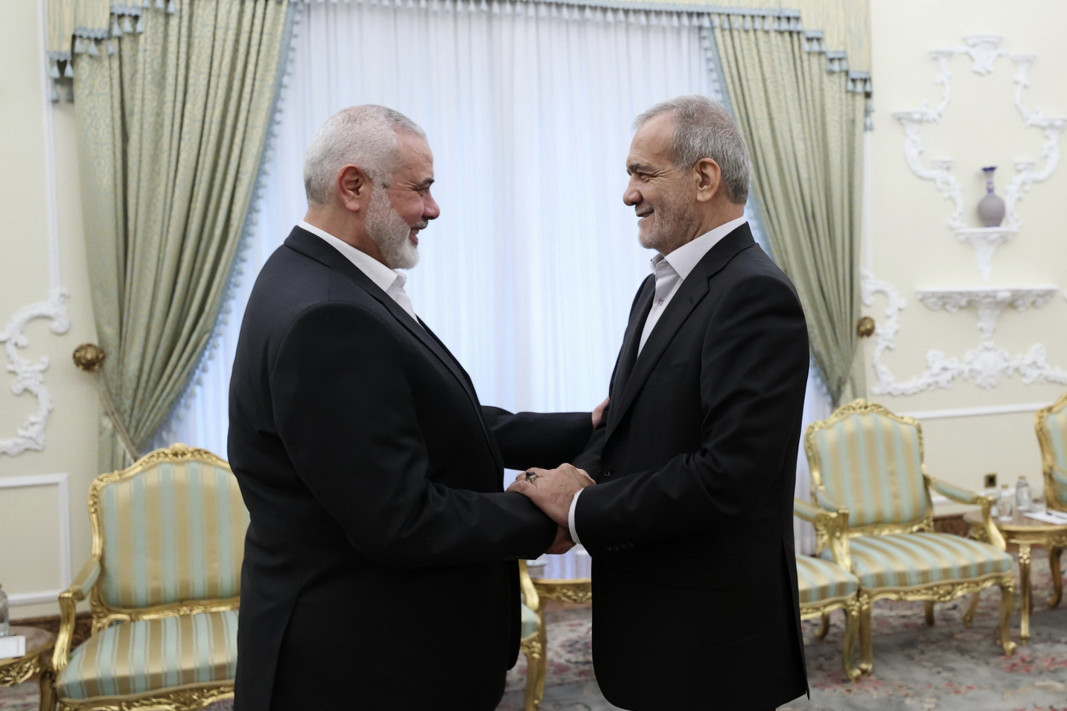 Вероятно последната официална снимка на Хания (вляво), на която той е с иранския президент Масуд Пезешкиан/БТА