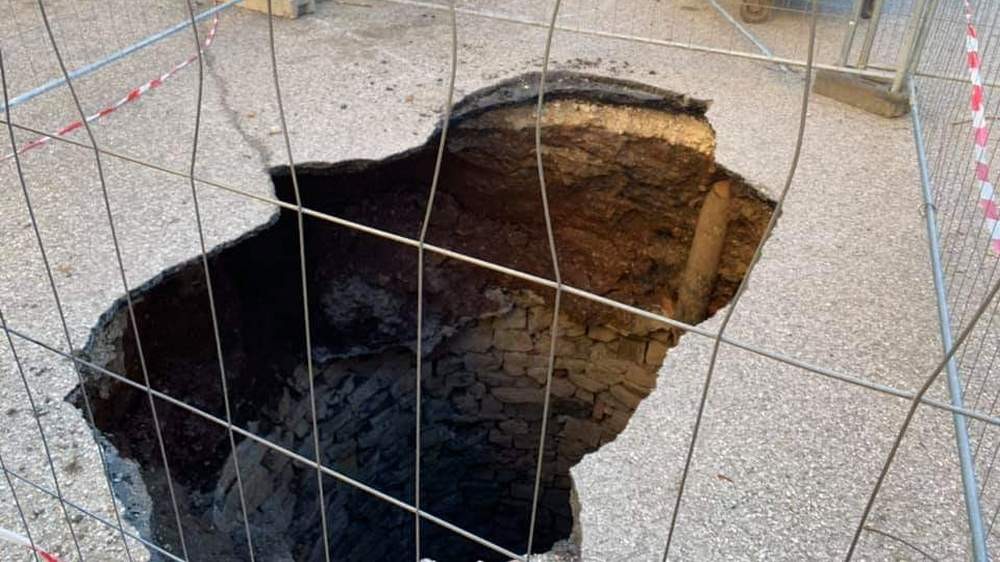 Археолози проучват огромна дупка в центъра на Враца. Снимка: Ива Антонова