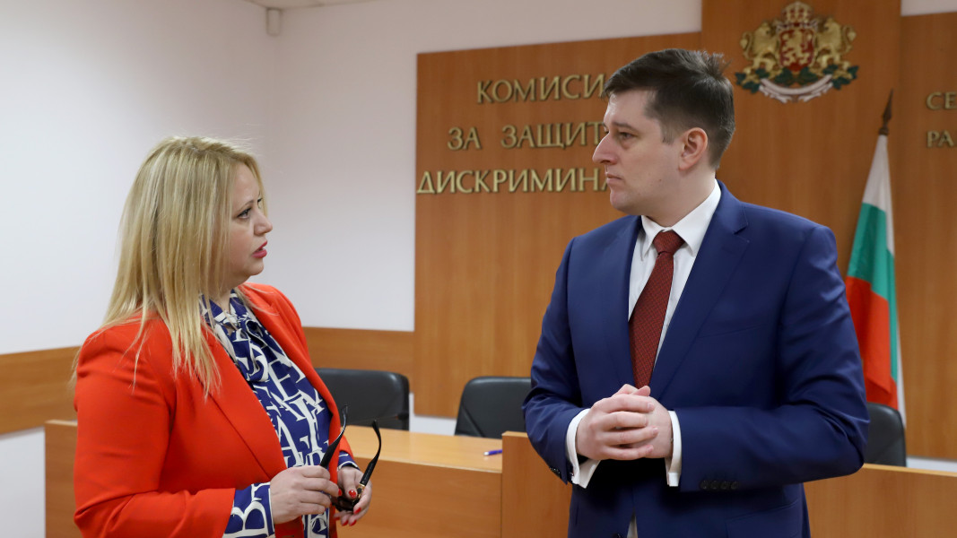 Председателят на КЗД доц. д-р Ана Джумалиева и генералният директор на БНР Милен Митев.