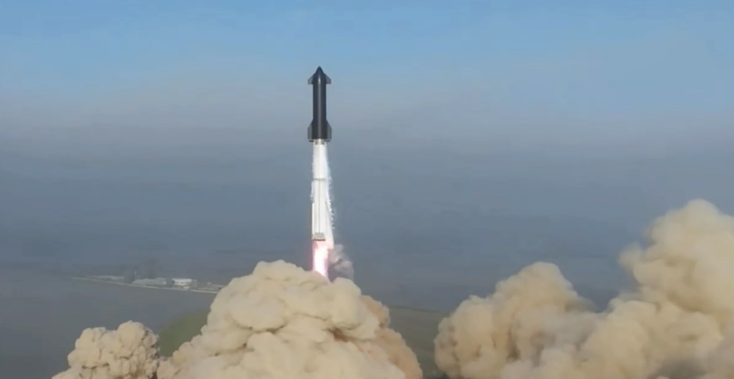 Кадър от видео, публикувано от SpaceX, показващо тестов полет на Starship при втория опит за изстрелване на SpaceX в Бока Чика, Тексас, САЩ, 20 април 2023 г.