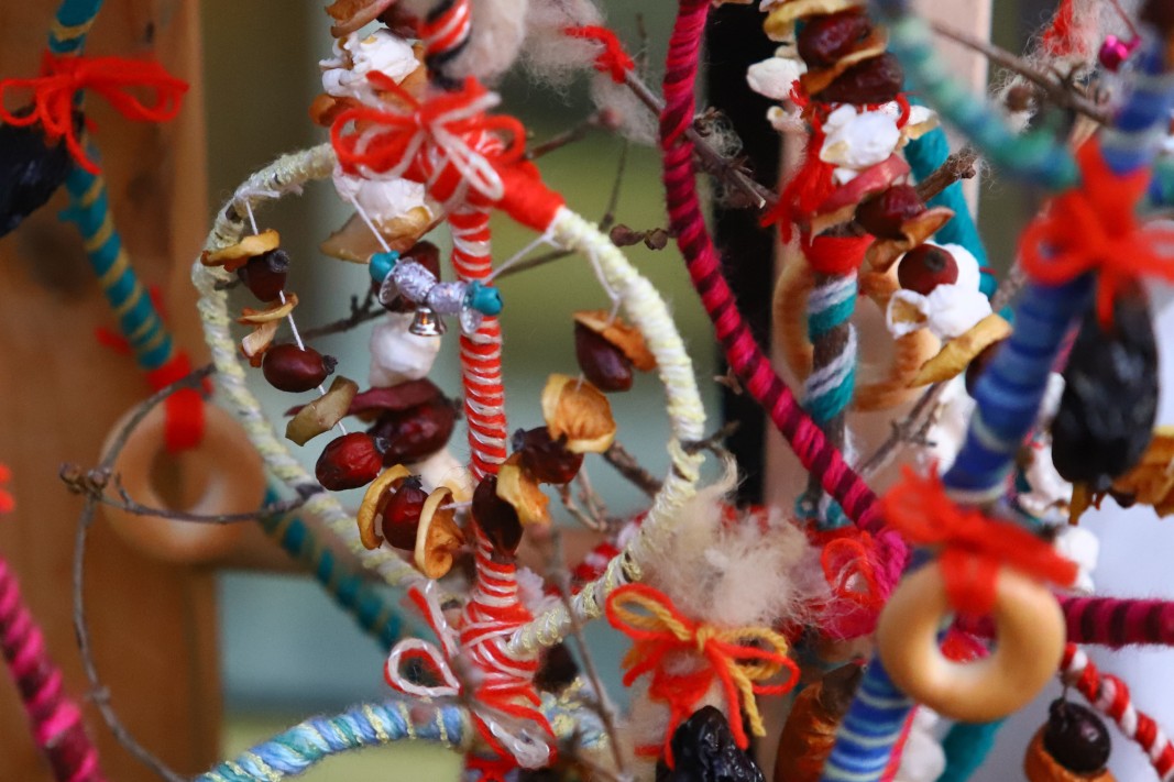Традиционните сурвакници са богато украсени със сушени плодове, кравайчета, цветни вълнени конци/ БГНЕС