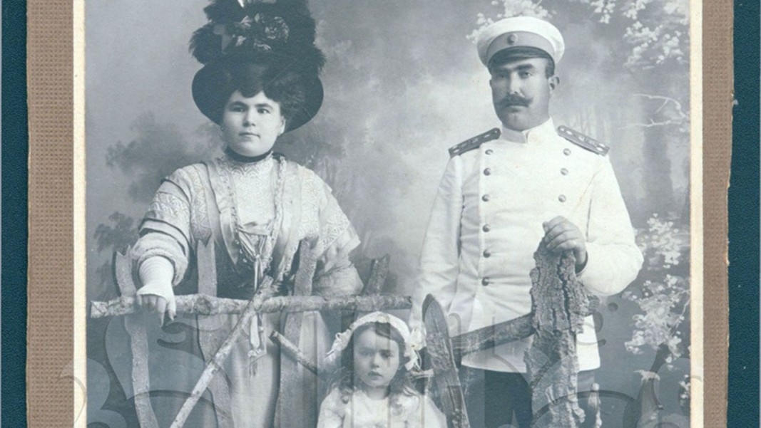 Недка Александрова със съпруга си Коста и дъщеря им Мария с характерно градско облекло за епохата. 1909 г.