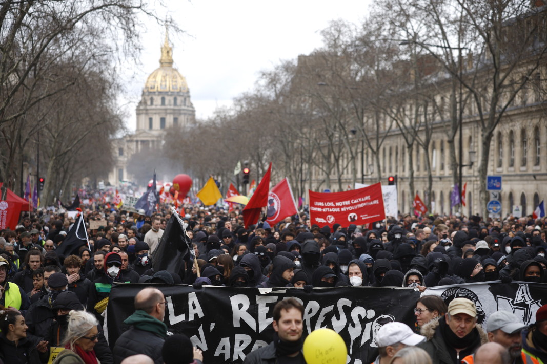 Хиляди хора участват в нова демонстрация срещу правителствената реформа на пенсионната система в Париж, Франция, 15 март 2023 г. Протестите продължават в цялата страна заради плана на френското правителство да повиши пенсионната възраст от 62 на 64 години до 2030 г. На 9 март мнозинството от сенаторите потвърдиха увеличаването на законната пенсионна възраст до 64 години, окончателното приемане на реформата може да се проведе на 16 март в парламента./ЕПА/БГНЕС