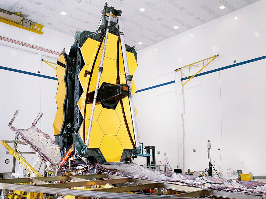 Напълно сглобеният космически телескоп „Джеймс Уеб“ със слънчевия си щит и палетни структури, които се сгъват около телескопа при изстрелване