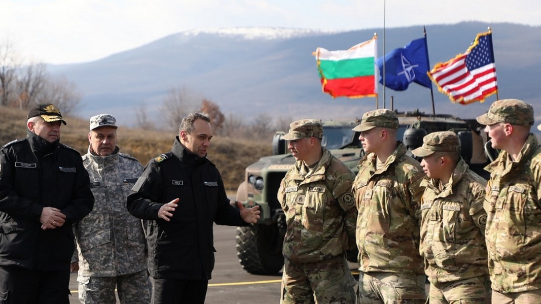 Драгомир Заков (в средата) с американски и български военни   Снимка: БГНЕС