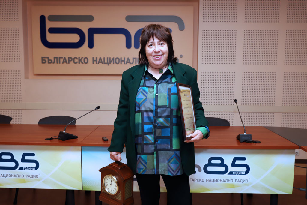 Росица Панайотова с награда „Златният будилник“ за журналистика. Снимка: Ани Петрова