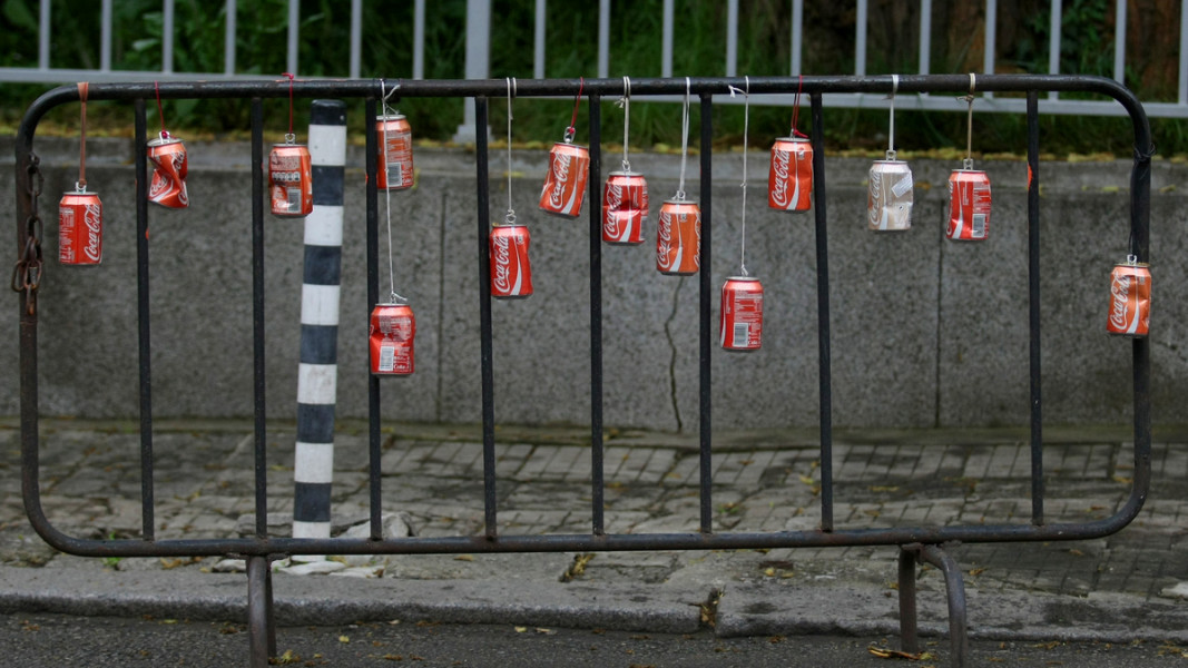 Улична арт инсталация с празни кенчета Снимка: БГНЕС