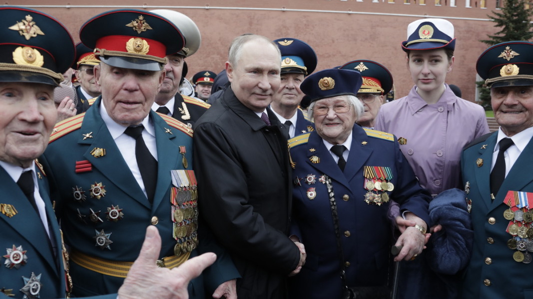  Денят на успеха - Москва, 9 май 2021 година Руският президент се среща с ветерани и военни по време на обичайния церемониал. Снимка: ЕПА/БГНЕС 