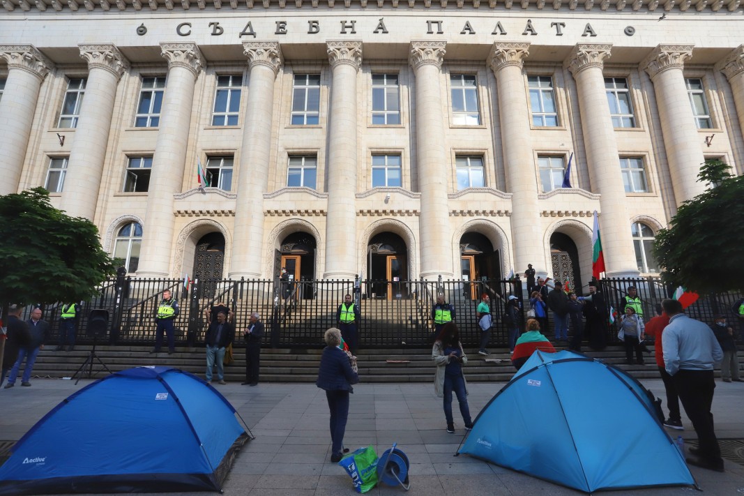 От 8 юни пред Съдебната палата са разположени палатки на протестиращи, които искат оставката на главния прокурор Иван Гешев.